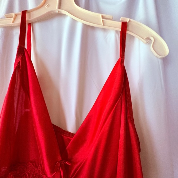 Tracy Red Adjustable Straps Lacey Satiny - Polyester/Spandex Slip - Size L - Picture 4 of 7